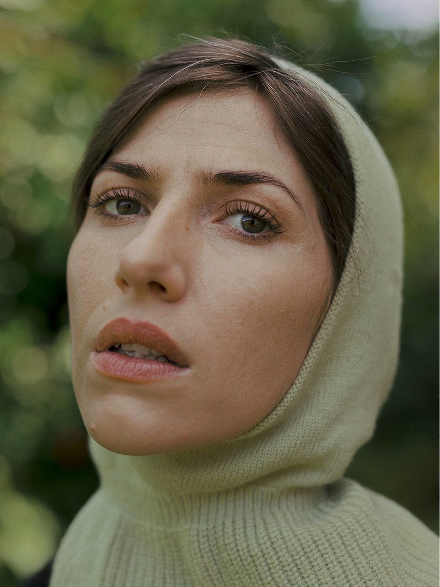 On Train on the Island, Aldous Harding Earns Her Strangeness